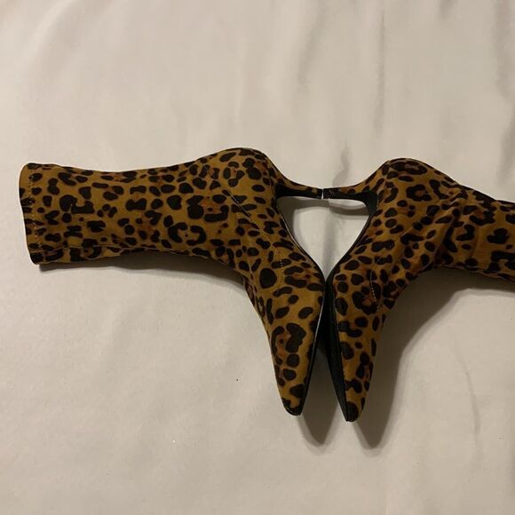 MACKIN Size 7 animal print bootie (above ankle) with kitten heels. - Picture 2 of 10